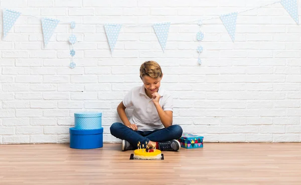 Garçon Fête Son Anniversaire Avec Gâteau Debout Regardant Vers Bas — Photo