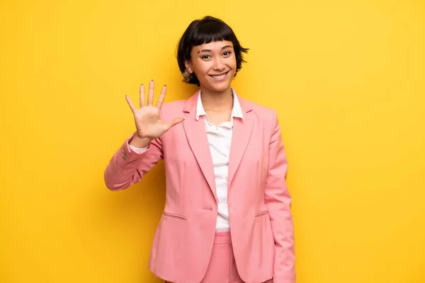 Σύγχρονη Γυναίκα Ροζ Επαγγελματικό Κοστούμι Μετρώντας Πέντε Δάχτυλα — Φωτογραφία Αρχείου