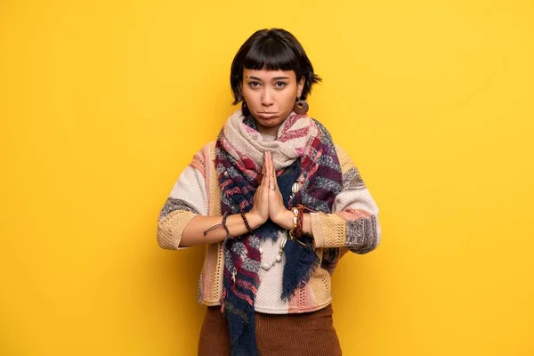 Mladí Hippie Žena Přes Žlutou Zeď Udržuje Pohromadě Palm Osoba — Stock fotografie