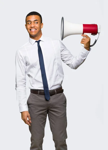 Молодой Афро Американский Бизнесмен Берет Мегафон Который Издает Много Шума — стоковое фото