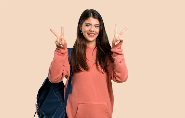 Teenager Mädchen Mit Sweatshirt Und Rucksack Lächelt Und Zeigt Siegeszeichen — Stockfoto