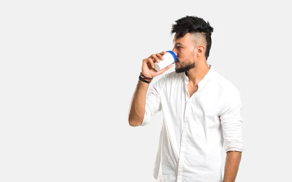 Hombre Joven Árabe Con Camisa Blanca Sosteniendo Café Caliente Taza —  Fotos de Stock