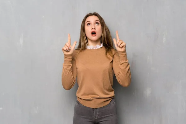 Teenager Girl Textured Wall Surprised Pointing — Stock Photo, Image