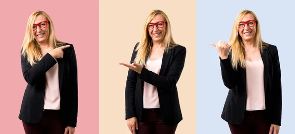 Uppsättning Medelålders Blond Affärskvinna Med Svart Jacka Presenterar Produkt Eller — Stockfoto