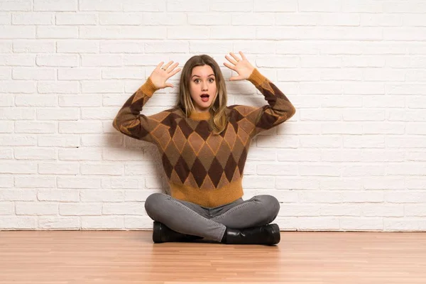 Tiener Meisje Zitten Vloer Met Verrassing Geschokt Gezichtsuitdrukking — Stockfoto