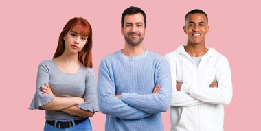 Grup üç arkadaşıyla birlikte silah tutmak geçti