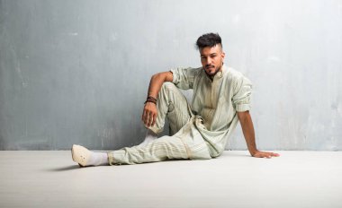 Tipik Arap kıyafetleri giyen Arap genç adam.