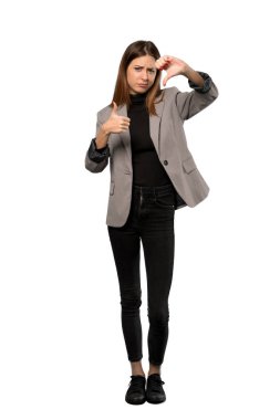 İyi-kötü işaret yapma bir iş kadını tam uzunlukta bir kadeh. Kararsız Evet arasında veya izole beyaz arka plan üzerinde değilken