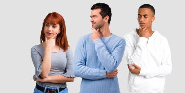 Grup üç arkadaşıyla birlikte ayakta ve yan arıyorum