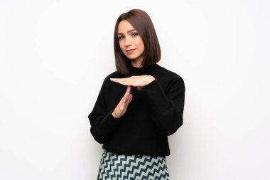 Beyaz duvar saat hareketi yapma genç kadın