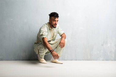 Tipik Arap kıyafetleri giyen Arap genç adam.