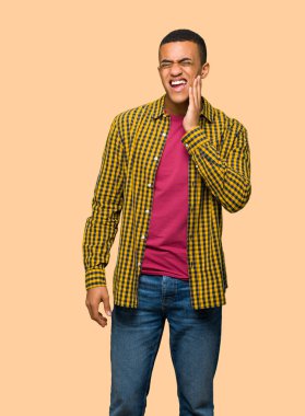 Genç afro Amerikalı adam izole arka plan üzerinde diş ağrısı ile