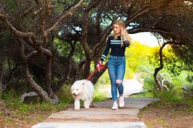 Genç kız ile bir parkta onun köpek yürüyüş