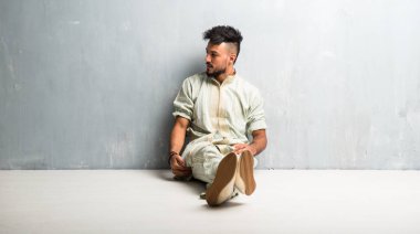 Tipik Arap kıyafetleri giyen Arap genç adam.