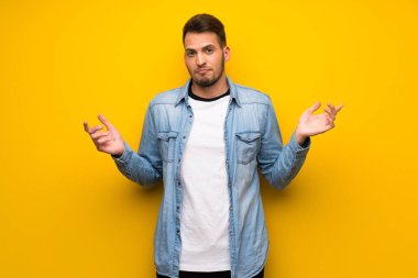 Sarı duvar eller yükselterek süre şüpheleri üzerinden yakışıklı adam