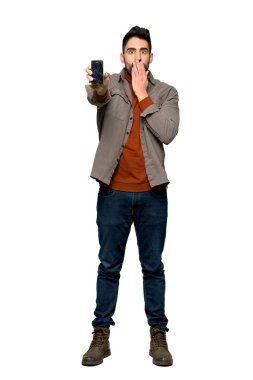 Kırık smartphone izole beyaz arka plan üzerinde tutarak tam uzunlukta atış ile sakallı yakışıklı adamın sorunlu