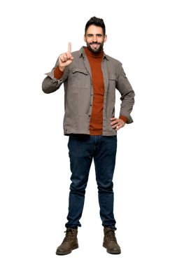 Gösterilen ve işareti en iyi izole beyaz zemin üzerinde bir parmak kaldırma sakallı yakışıklı adam tam uzunlukta atış