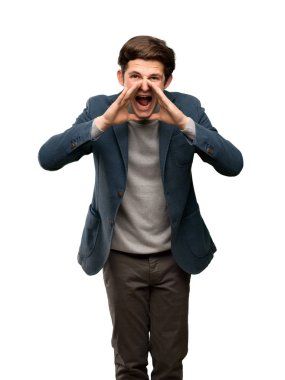 Genç adam bağırıyor ve bir şey izole beyaz arka plan üzerinde ilan balıkçı yaka ile