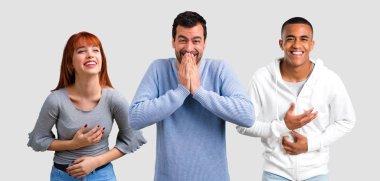 Grup üç arkadaşıyla birlikte gülüyor