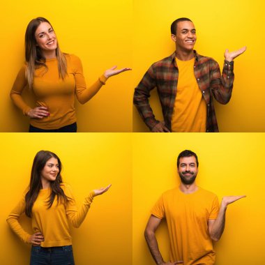 Bir reklam eklemek için avuç içine hayali bir metin koyan bir grup insan