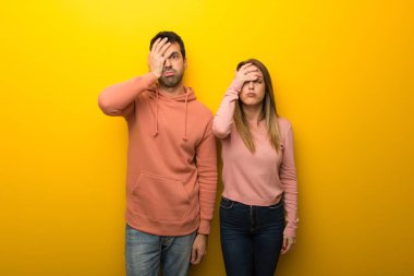 Grup sürpriz ve şok yüz ifadesi Sarı zemin üzerine iki insan