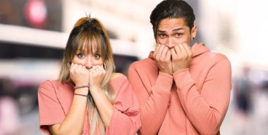 Genç çift biraz gergin ve şehirde ağız aylak ellerini koyarak korkuyor