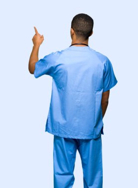 Cerrah doktor adam geri yalıtılmış zemin üzerine işaret parmağı ile işaret