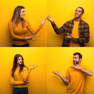 İnsanlar ellerini yanına gelmek için davet için genişletme kümesi