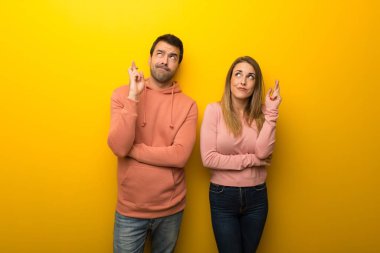 En iyi dilek ve geçiş parmakları Sarı zemin üzerine iki kişilik grup