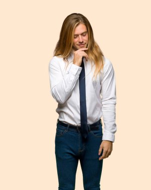 Çene izole arka plan üzerinde el ile bakıyordu uzun saçlı sarışın iş adamı