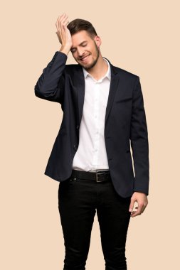Yakışıklı iş adamı bir şey ve koyu sarı arka plan üzerinde çözüm isteyen gerçekleştirmiştir