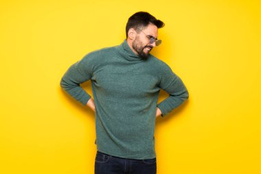 Gözlüklü bir çaba yapılmış olması için sırt ağrısı muzdarip yakışıklı adam