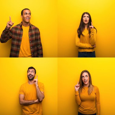 Bir grup insan parmak kaldırmayı düşünüyor.