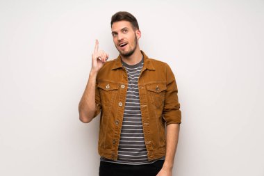 Yakışıklı adam beyaz duvar niyetinde üzerinde parmak kaldırma sırasında çözüm anlar