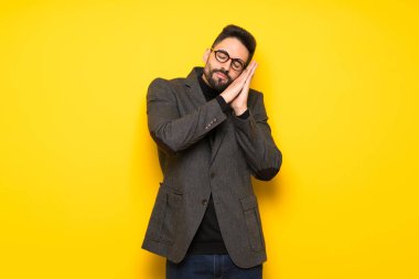 Yakışıklı adamla dorable ifade verme uyku hareketle gözlük