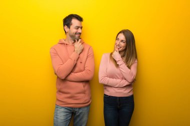 Bir grup sarı arka tarafına el ile çeneme arıyorsunuz iki insan