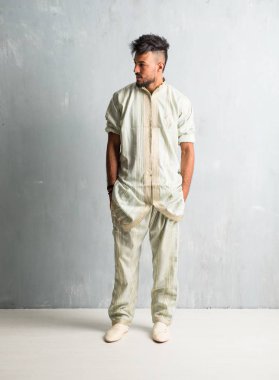 Tipik Arap kıyafetleri giyen Arap genç adam.