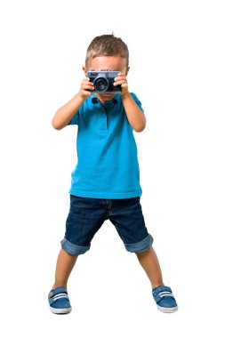 Küçük çocuk izole beyaz arka planda bir şey fotoğraf çekimi