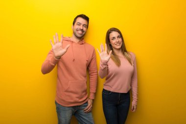 Beş parmak ile sayma Sarı zemin üzerine iki kişilik grup