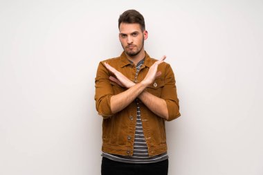 Beyaz duvar yok jest yapma yakışıklı adam