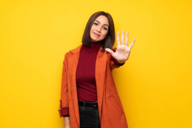 Beş parmak ile sayma montlu genç kadın