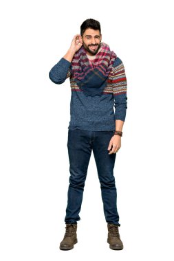 İzole beyaz zemin üzerine şüpheleri hippi adamın tam uzunlukta atış