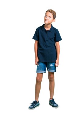 Tam vücut küçük çocuk şüpheleri ve beyaz arka plan üzerinde karıştırmayın yüz ifadesi ile