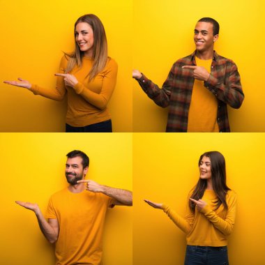 Bir reklam eklemek için avuç içine hayali bir metin koyan bir grup insan