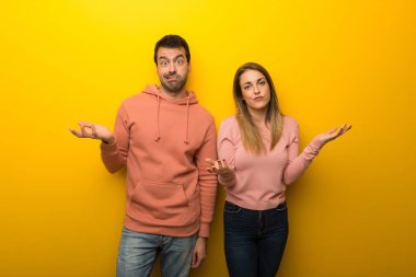 Mutsuz ve bir şey ile sinirli Sarı zemin üzerine iki kişilik grubun çünkü bir şey anlamıyor