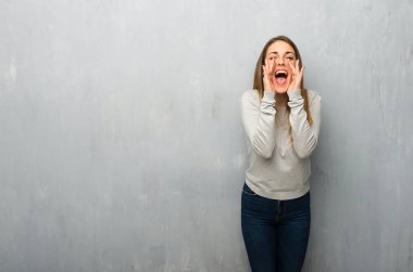Genç kadın bağırıyor ve bir şey ilan dokulu duvar
