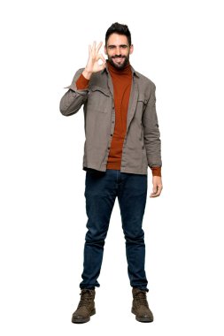 Tam uzunlukta bir ok işareti parmak ile izole beyaz arka plan üzerinde gösterilen sakallı yakışıklı adam kadeh