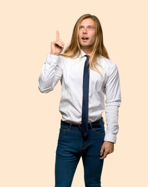 İzole arka plan üzerinde parmak işaret bir fikir düşünüyorum uzun saçlı sarışın iş adamı