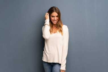 Mutlu genç ve güzel sarışın kadın