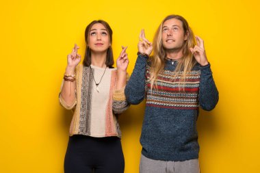 Hippi çift parmak geçiş ve en iyi dilek ile sarı arka plan üzerinde